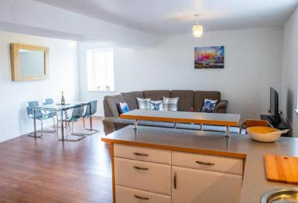 Spacious Flat In Converted Sugar Store - image 9