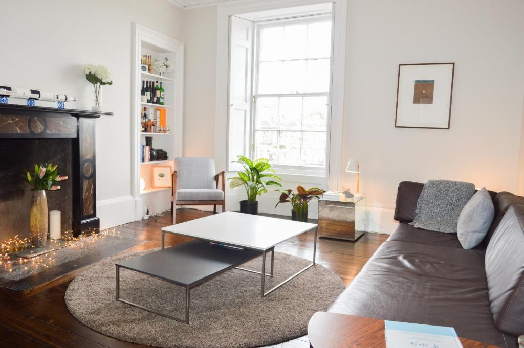Beautiful 1 Bedroom Apartment in Stockbridge - main image