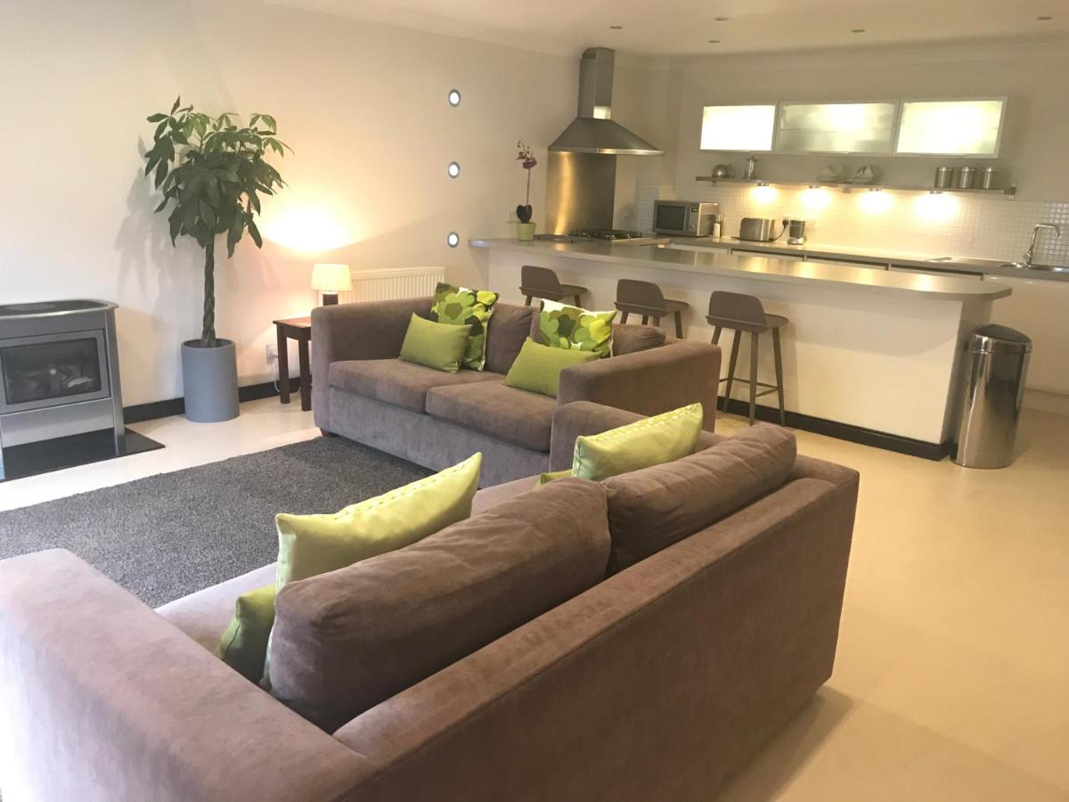 Aaron Glen Apartments - main image
