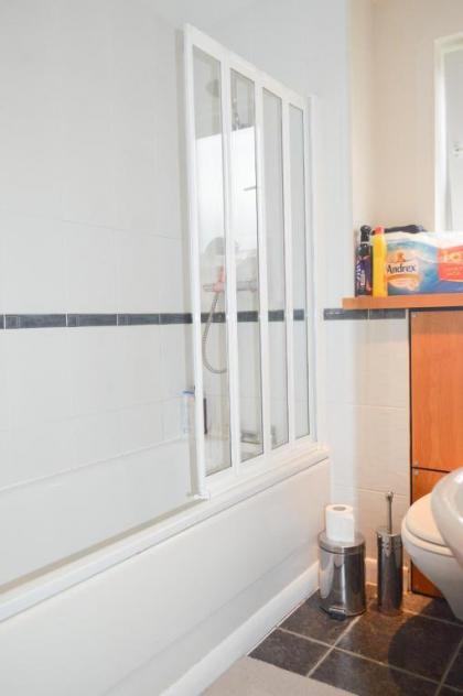 Modern 2 Bedroom Property in Central Edinburgh - image 10