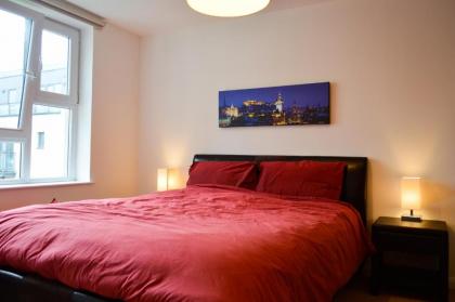 Modern 2 Bedroom Property in Central Edinburgh - image 11