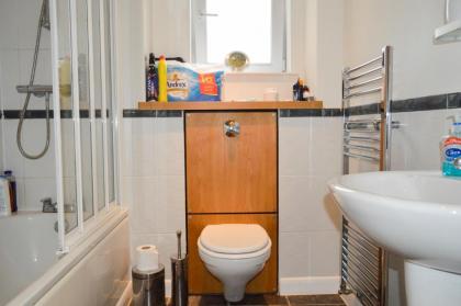 Modern 2 Bedroom Property in Central Edinburgh - image 12