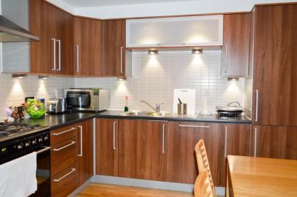 Modern 2 Bedroom Property in Central Edinburgh - image 13