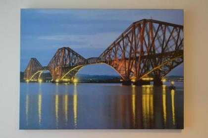 Modern 2 Bedroom Property in Central Edinburgh - image 2