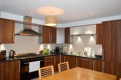 Modern 2 Bedroom Property in Central Edinburgh - image 3