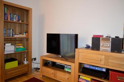 Modern 2 Bedroom Property in Central Edinburgh - image 4