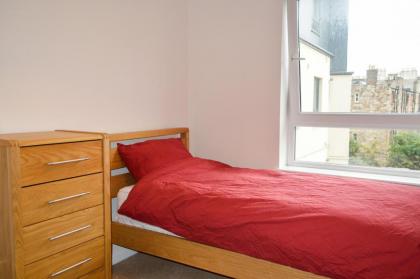 Modern 2 Bedroom Property in Central Edinburgh - image 5