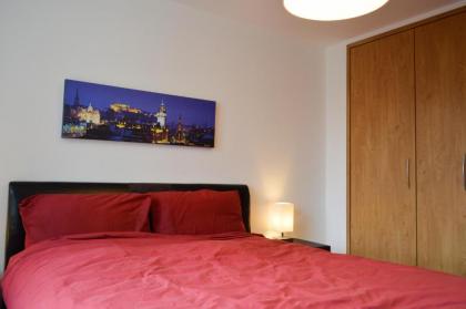 Modern 2 Bedroom Property in Central Edinburgh - image 8