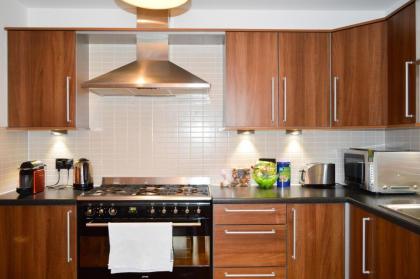 Modern 2 Bedroom Property in Central Edinburgh - image 9
