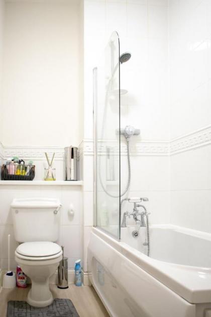 2 Bedroom Apartment in City Centre - image 2