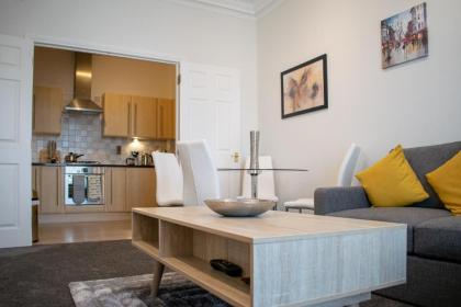 2 Bedroom Apartment in City Centre - image 4