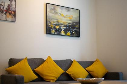 2 Bedroom Apartment in City Centre - image 5