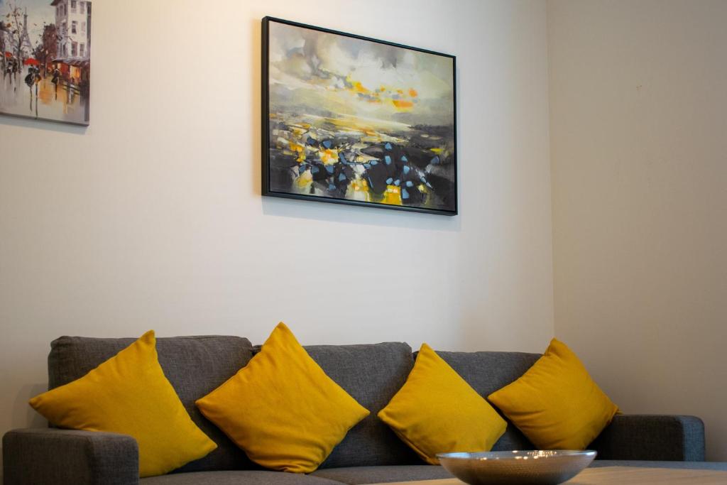 2 Bedroom Apartment in City Centre - image 5