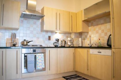 2 Bedroom Apartment in City Centre - image 7