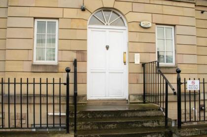 2 Bedroom Apartment in City Centre - image 8