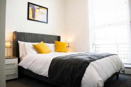 2 Bedroom Apartment in City Centre - image 9