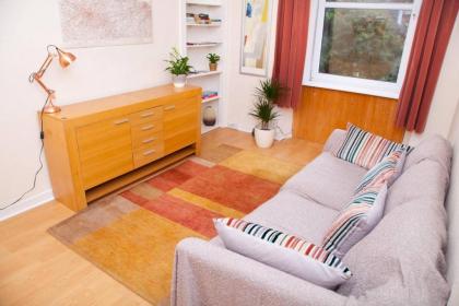 Bright and Quiet Edinburgh Home - image 1