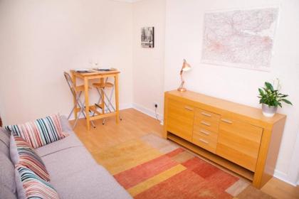 Bright and Quiet Edinburgh Home - image 10