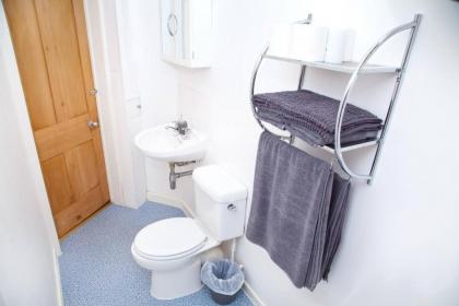 Bright and Quiet Edinburgh Home - image 13