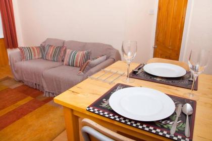 Bright and Quiet Edinburgh Home - image 16