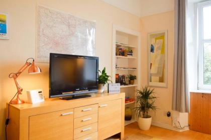 Bright and Quiet Edinburgh Home - image 17