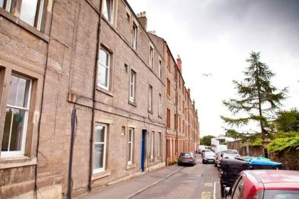 Bright and Quiet Edinburgh Home - image 2