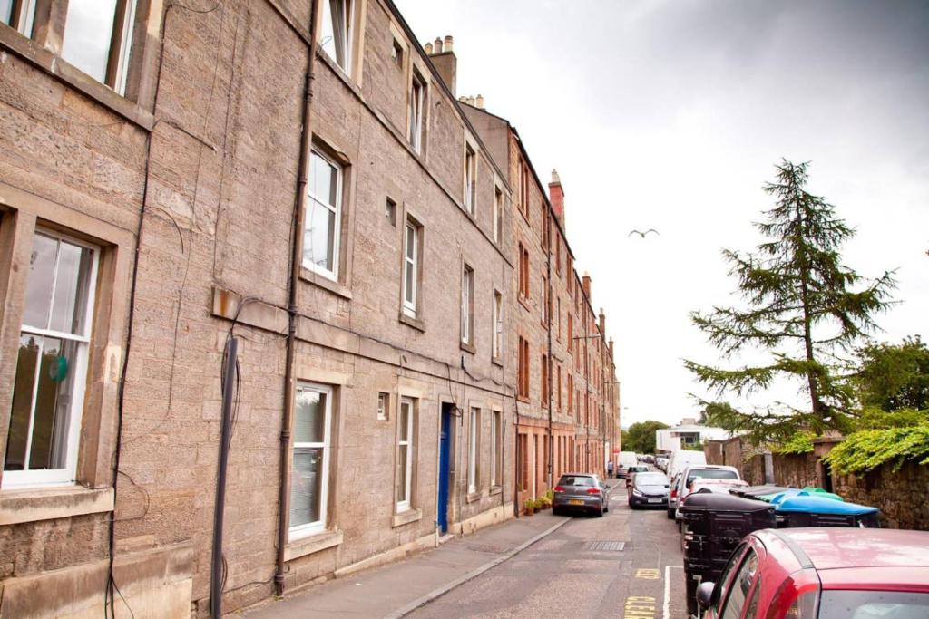 Bright and Quiet Edinburgh Home - image 2