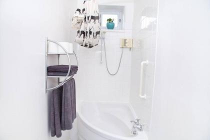 Bright and Quiet Edinburgh Home - image 20
