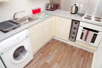 Bright and Quiet Edinburgh Home - image 3