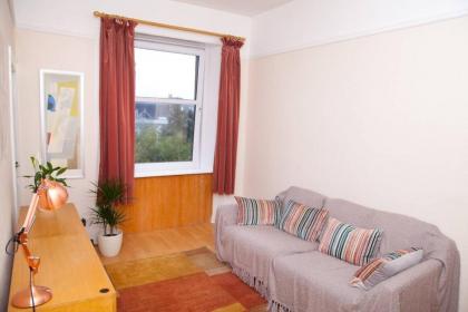 Bright and Quiet Edinburgh Home - image 5