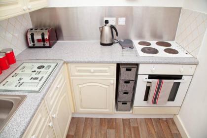 Bright and Quiet Edinburgh Home - image 7