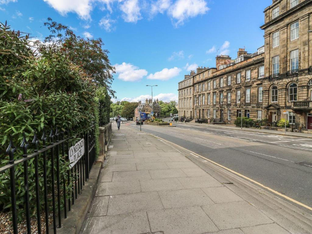 3 Lynedoch Place - image 2