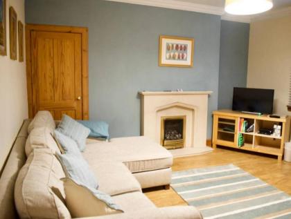 Newly Refurbed Home with Free Parking - image 1