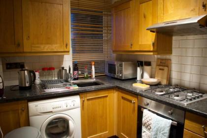 Newly Refurbed Home with Free Parking - image 10