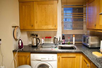 Newly Refurbed Home with Free Parking - image 2