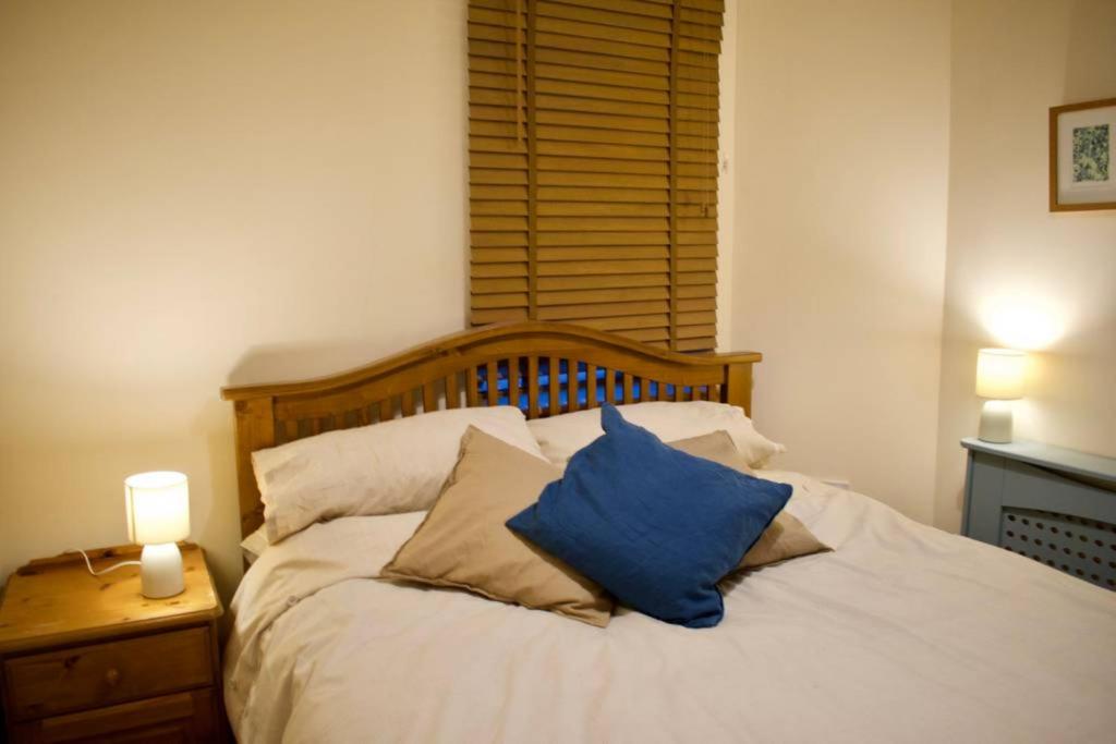 Newly Refurbed Home with Free Parking - image 3