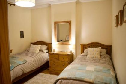 Newly Refurbed Home with Free Parking - image 4