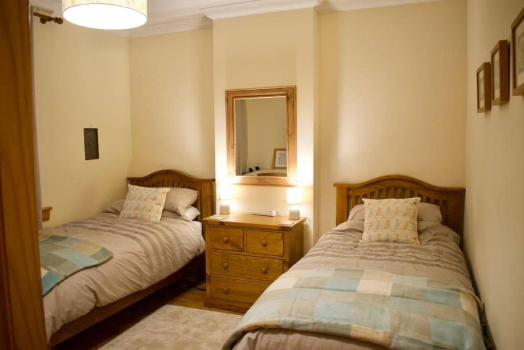 Newly Refurbed Home with Free Parking - image 4