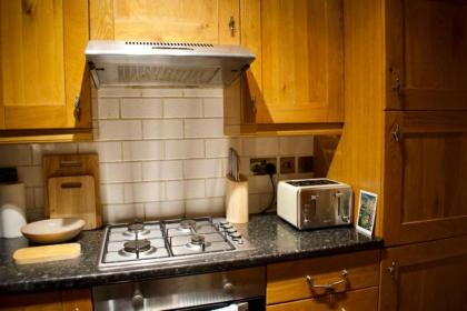 Newly Refurbed Home with Free Parking - image 5
