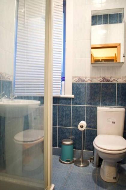 Newly Refurbed Home with Free Parking - image 6