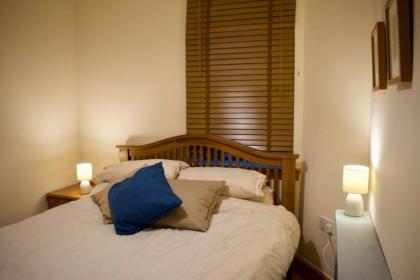Newly Refurbed Home with Free Parking - image 7
