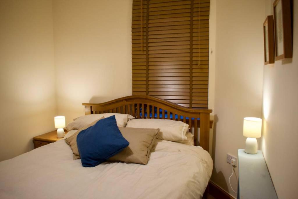 Newly Refurbed Home with Free Parking - image 7