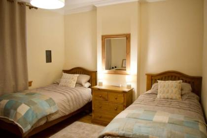 Newly Refurbed Home with Free Parking - image 8