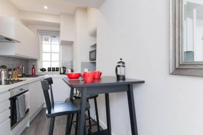1 Bedroom Apartment With Balcony in Royal Mile - image 2