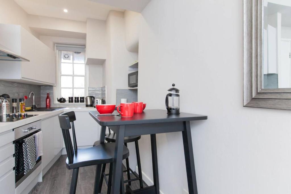 1 Bedroom Apartment With Balcony in Royal Mile - image 2