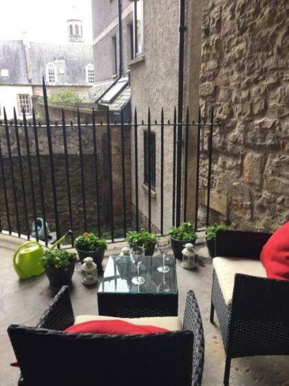 1 Bedroom Apartment With Balcony in Royal Mile - image 3
