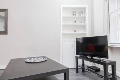 1 Bedroom Apartment With Balcony in Royal Mile - image 4