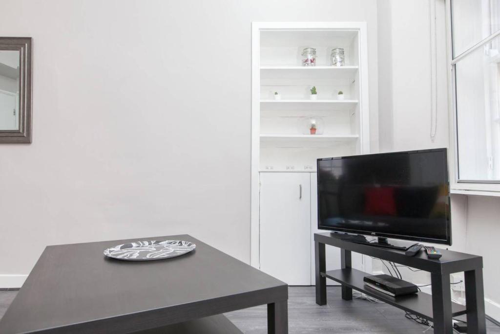 1 Bedroom Apartment With Balcony in Royal Mile - image 4