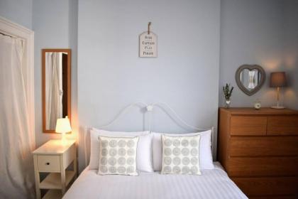 Charming 1 Bedroom Apartment in Stockbridge Edinburgh - image 2