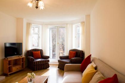 Spacious 2 Bedroom Home in Edinburgh - image 1